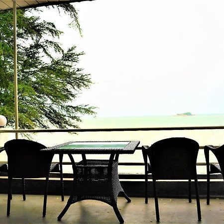 G&T'S Beach Front Villa Tanjung Bungah  Buitenkant foto