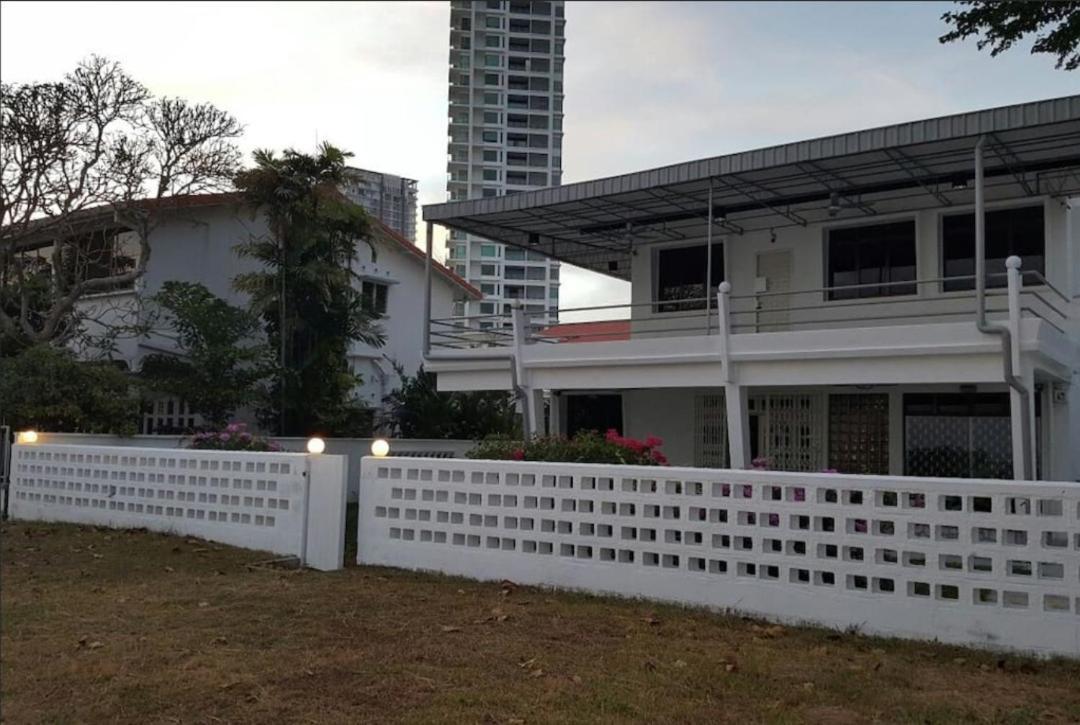 G&T'S Beach Front Villa Tanjung Bungah  Buitenkant foto