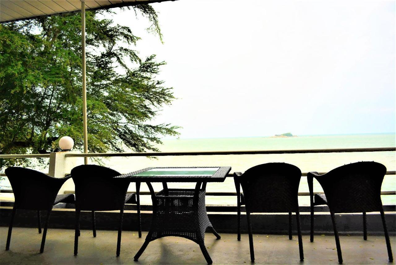 G&T'S Beach Front Villa Tanjung Bungah  Buitenkant foto